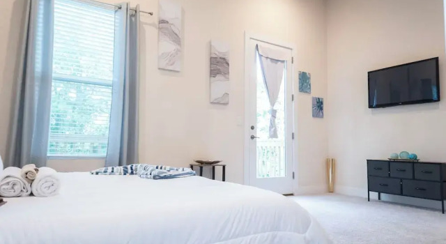 Cozy Retreat near Uptown Charlotte with Free Parking & Wi-Fi, Rezervați Hotel Charlotte Carolina de Nord