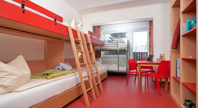 Четырёхместный номер Standard с балконом Jugendhotel Egger