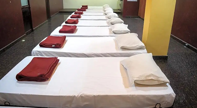 Кровать в общем номере Hotel Lotus
