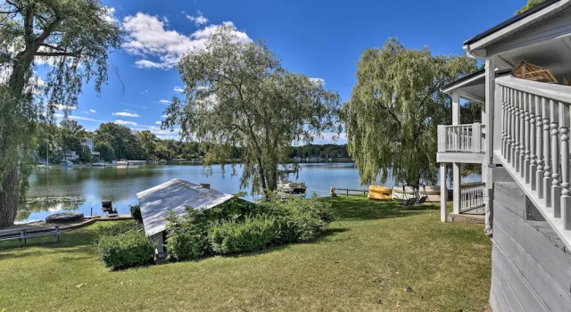 Cozy Lakefront Lapeer House w/ 2 Paddle Boats!, Varaa Lomakoti Lapeer Michigan