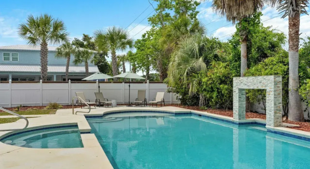 Коттедж Sleeps 36 2 Homes, Walk to Beach, Priv Pool + Hot Tub Tidal Wave & Seacrest
