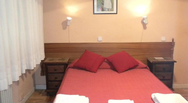 Hostal San Martin, Забронировать Отель Отели Мадрида с парковкой, рядом с Театр Монументал, Парковка