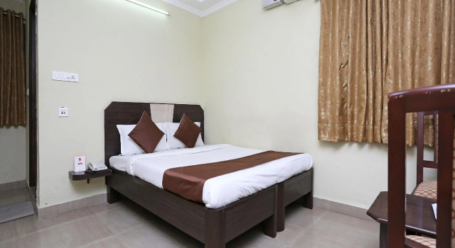 OYO 1108 Hotel Saraswathi Residency, Rezerwuj Hotel Ameerpet 