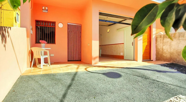 Traditional holiday home in Arico with garden, Book Hotel La Listada Tenerife