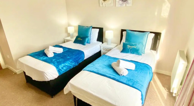 Spacious 5 bed townhouse Manchester, Salford Qauys - Two Bedroom with Parking, Забронировать Отель Отели Манчестера с парковкой, Парковка