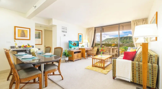 Семейный номер Standard с 2 комнатами с балконом и с видом на горы Waikiki Sunset 2 bedroom with Diamond Head View and Parking