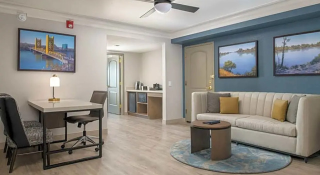 Двухместный номер Standard c 1 комнатой Embassy Suites by Hilton Sacramento Riverfront Promenade