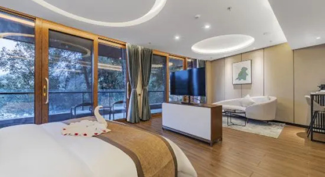 Люкс Deluxe Howard Johnson By Wyndham Lake Serenity Hotel Neijiang