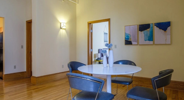 FRONTDESK 2063 East 4th Street Apts Downtown Cleveland, Забронировать Апартаменты/квартира Апартаменты Кливленда, рядом с Торговый комплекс Galleria at Erieview, Апартаменты/квартира