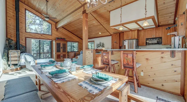 Коттедж с 3 комнатами с балконом Home 1 Mi to Downhill Ski Resort: Bring Your Pets!