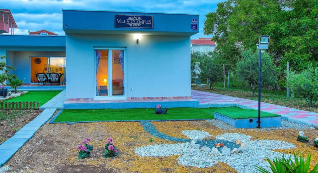 Nice Home in Kastel Stafilic With Wifi and 3 Bedrooms, Varaa Lomakoti Hotellit Split-Dalmatia pysäköinnillä, Pysäköinti