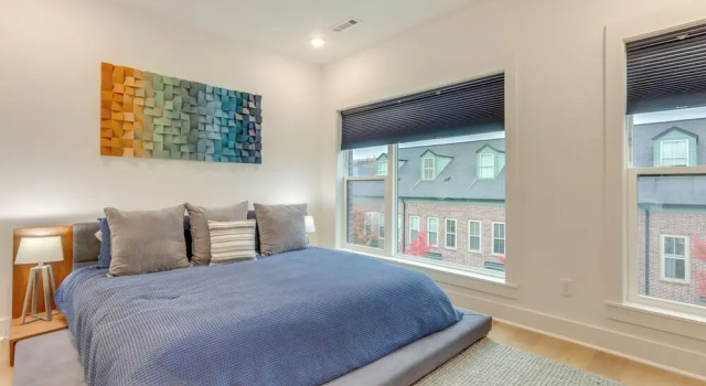 Near Downtown: Luxury Townhome in Bentonville!, จอง โรงแรม Bentonville Northwest Arkansas