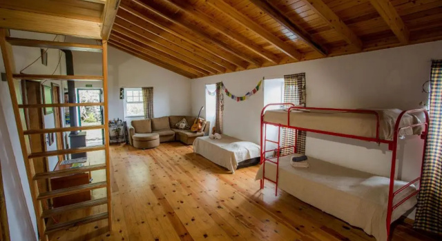 Кровать в общем номере Caldeira Guesthouse