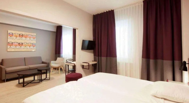 Кровать в общем номере Hotel Crystal