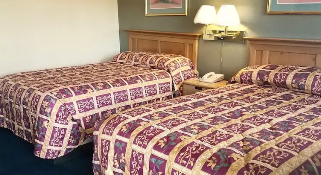 Четырёхместный номер Standard Parkway Inn Eugene