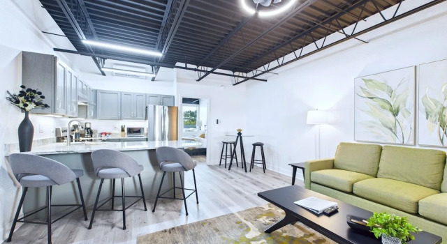 Stylish Loft Minutes From Beach Port - Unit 204, Varaa Huoneisto Cape Canaveral Space Coast