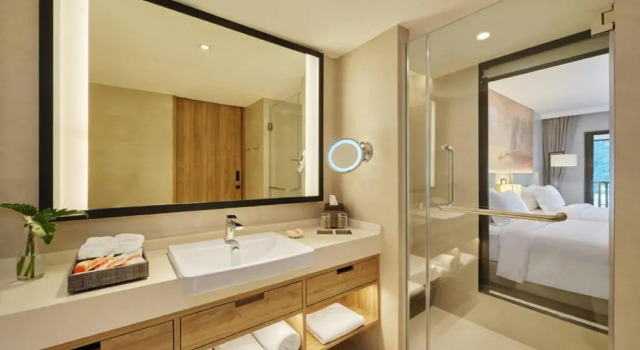 Двухместный номер Premium с балконом и с видом на бассейн Holiday Inn Resort Krabi Ao Nang Beach by IHG