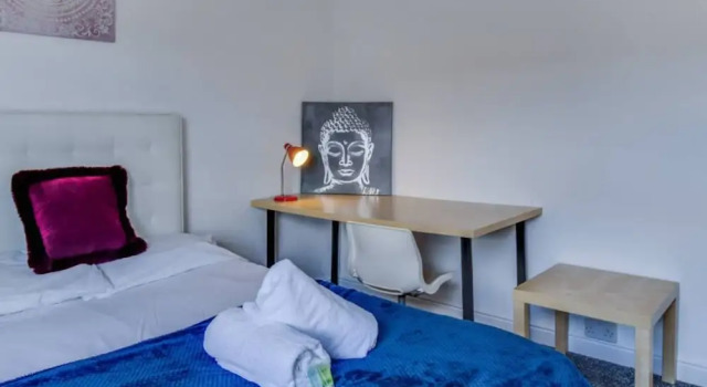 Modern Coventry Stay Sleeps 6