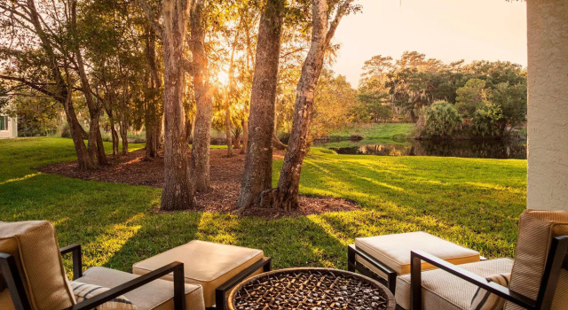 Четырёхместный номер Standard с красивым видом из окна Sawgrass Marriott Golf Resort & Spa