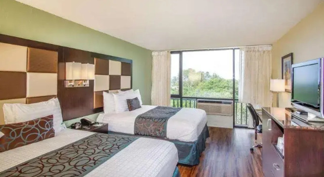 Четырёхместный номер Red Lion Hotel Monterey