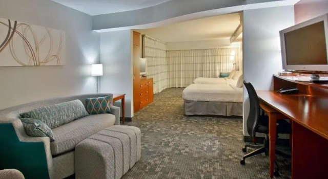 Четырёхместный люкс c 1 комнатой Courtyard by Marriott Clarksville