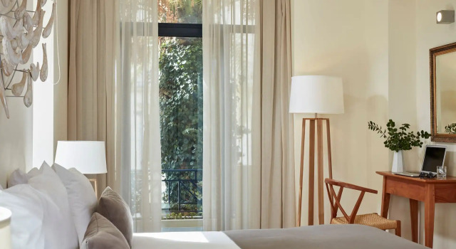 Полулюкс Avra City Boutique Hotel
