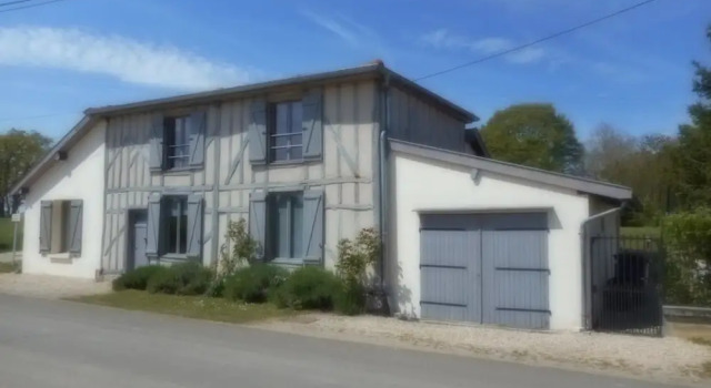 House With 3 Bedrooms in Giffaumont-champaubert, With Private Pool and, Rezerwuj Hotel Hotele w Marne z basenem, Basen