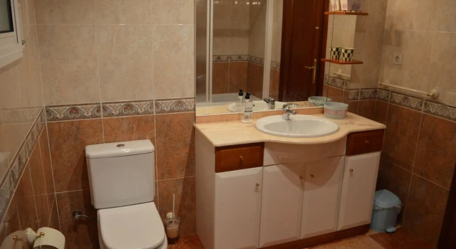 Семейная вилла Vista Cunit es una gran casa con piscina, barbacoa