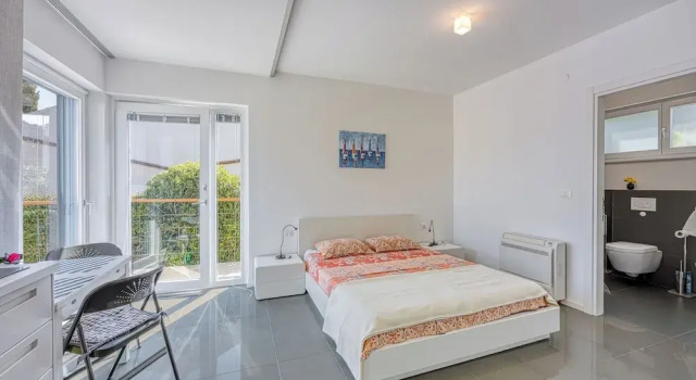 RR Losinj Harbour View Studio, Забронировать Отель Отели Мали-Лошиня с парковкой, рядом с Автобусный вокзал Mali Losinj, Парковка