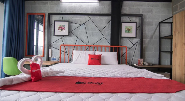 RedDoorz Plus @ Ung Van Khiem Street
