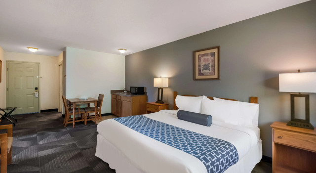 Четырёхместный люкс с 2 комнатами SureStay Plus Hotel by Best Western Berkeley Springs