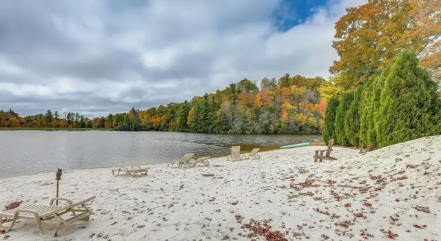 Woodland Gem w/ Pool Access: Linville Land Harbor, Book Feriehus Sommerhuse i Pineola, Hytte