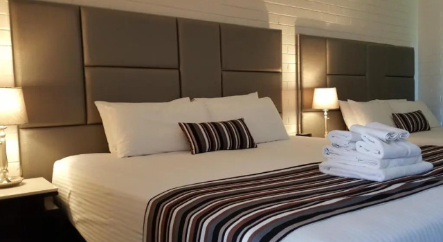 Четырёхместный номер Standard с видом на озеро Hibiscus Lakeside Motel