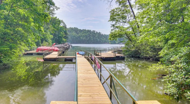 Коттедж 11 Mi to State Park: Home w/ Dock in Mill Spring!