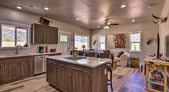 Коттедж Quiet Kanab Home w/ Panoramic Views & Porch!