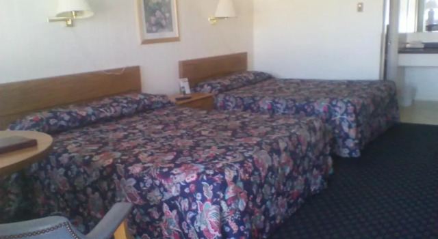 Четырёхместный номер Standard North Winds Motel