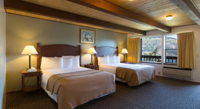 Четырёхместный номер Standard с балконом и с видом на реку Westcliff Lodge