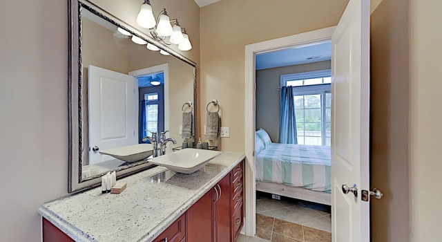 Expansive W/ Elevator - 4 Blocks To Beach 5 Bedroom Condo