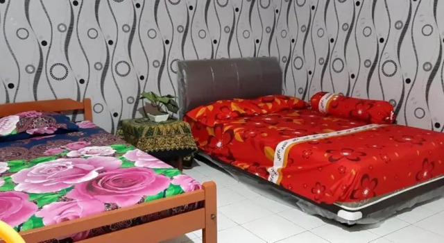 Номер Deluxe Dharmawati Homestay Syariah at Terminal Purabaya