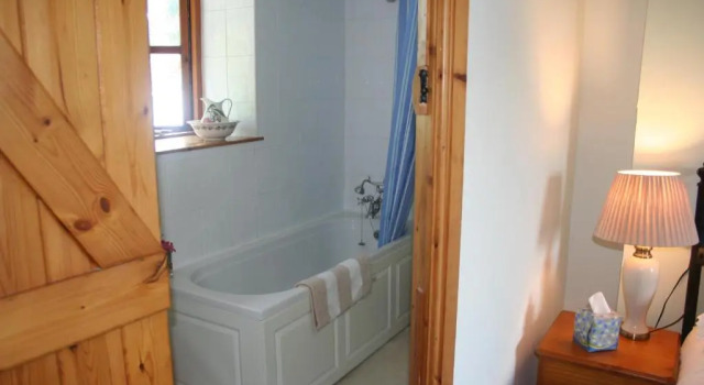 Barn Cottage - Farm Park Stay with Hot Tub, Забронировать Фермерский дом Фермерские дома Гламорган, Фермерский дом
