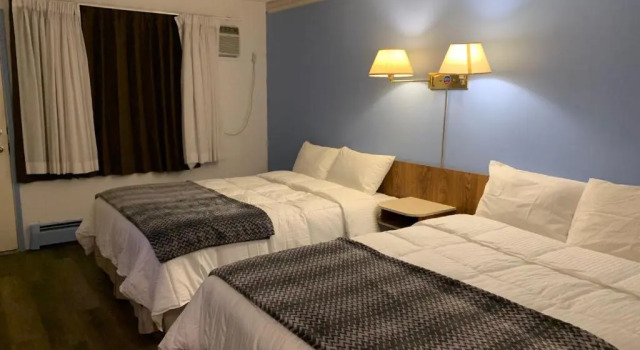 Четырёхместная студия Swiss Sunset Inn
