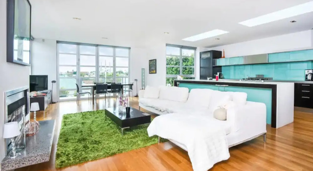 Designer Three Bedroom Home with Harbour Views, Забронировать Отель Отели Окленда с парковкой, рядом с Парк Окленд-Домен, Парковка