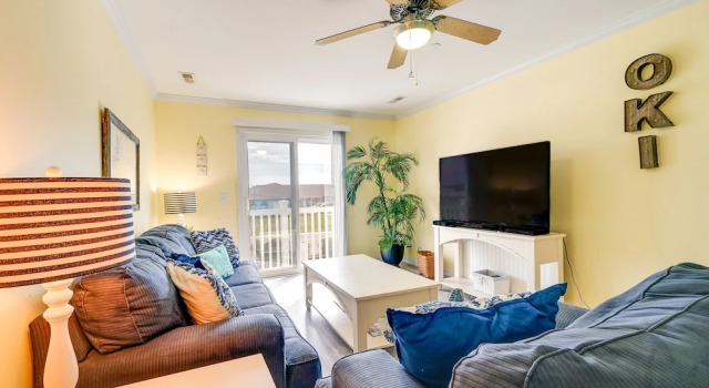 Апартаменты с 2 комнатами с балконом Oak Island Vacation Rental ~ 1 Block to Beach!