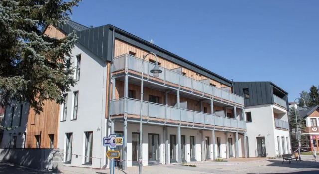 Enjoy Harrachov - Atraktivní klidný klimatizovaný apartmán 20 v centru Harrachova, parkováním s wallboxem EV, Wifi, herní konzolí, Ipad, Netflix, výhledem do zahrady a na romantický kostelík, Reservar Hotel Hotéis em Harrachov com piscina, Piscina