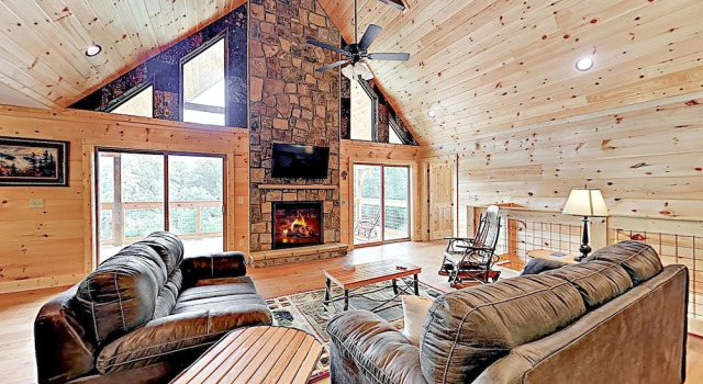 New Listing! Gorgeous W/ Mountain Views 3 Bedroom Cabin