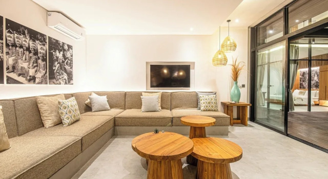 Elegant 6BR Canggu Villa Steps From the Ocean, Book Villa Sommerhuse i Badung, Hytte