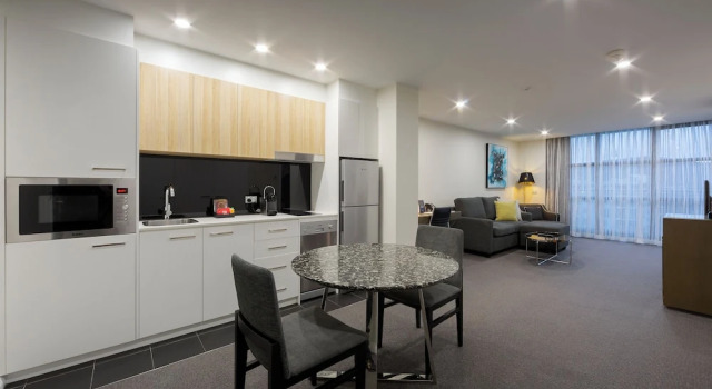Люкс с балконом Avenue Hotel Canberra