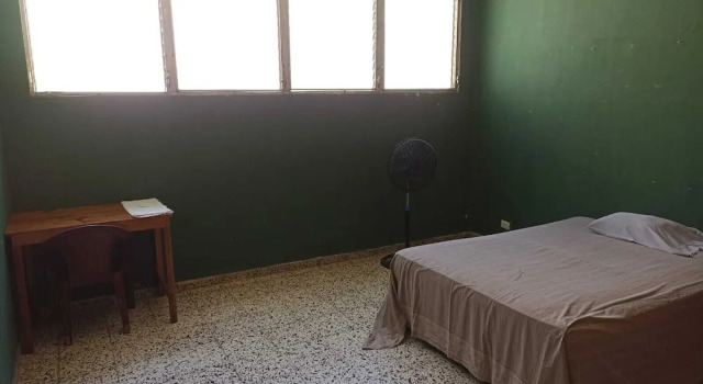 Кровать в общем номере Hostal y Hotel Villa Morena