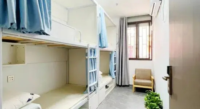 Кровать в общем номере (мужской номер) Shijin Hotel (Shanghai Train Station)