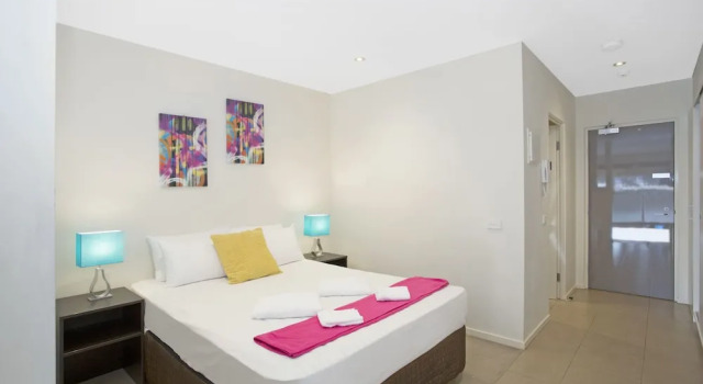 Студия Executive c 1 комнатой с балконом Astra Apartments Glen Waverley @ViQi